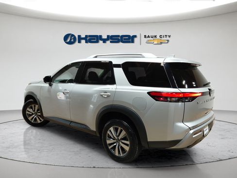 Used 2025 Nissan Pathfinder SL AWD/4WD image 5