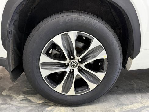 Used 2024 Toyota Highlander XLE image 28