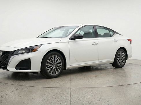 Used 2025 Nissan Altima 2.5 SV image 3