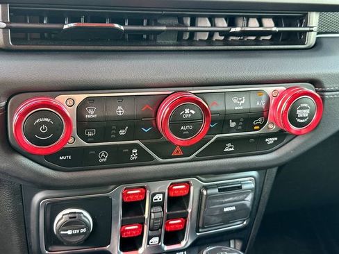 Used 2024 Jeep Gladiator Rubicon w/ Technology Group image 20