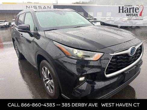 Used 2024 Toyota Highlander XLE AWD/4WD image 2