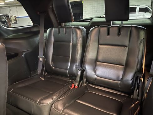 Used 2019 Ford Explorer XLT w/ Equipment Group 202A image 13