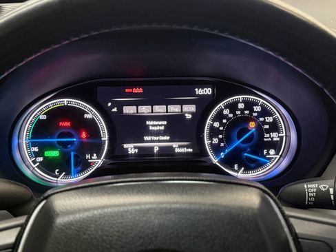 Used 2022 Toyota Venza XLE image 30