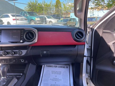 Used 2021 Toyota Tacoma SR5 w/ SR5 Appearance Package (SM) AWD/4WD image 28