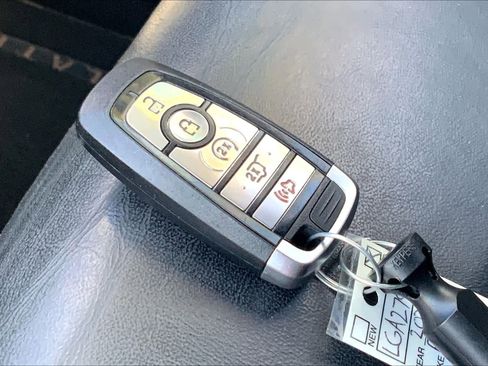 Used 2020 Ford Explorer Platinum w/ Premium Technology Package AWD/4WD image 12