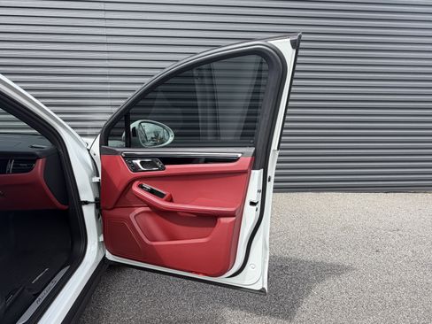 Certified 2023 Porsche Macan S image 18