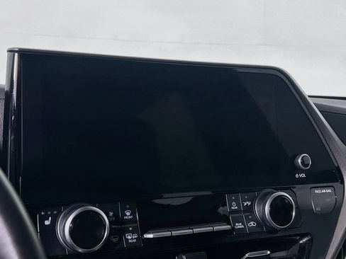Used 2023 Toyota Highlander XLE FWD image 27