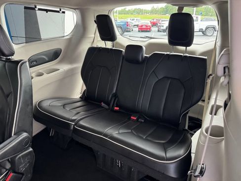 Used 2023 Chrysler Pacifica Limited FWD image 28