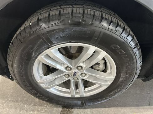 Used 2023 Ford Explorer XLT w/ Equipment Group 202A AWD/4WD image 23