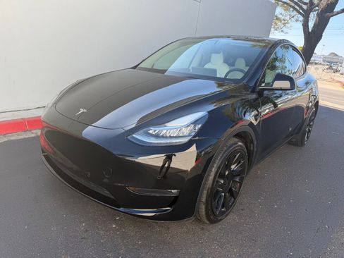 Used 2022 Tesla Model Y Long Range AWD/4WD image 1