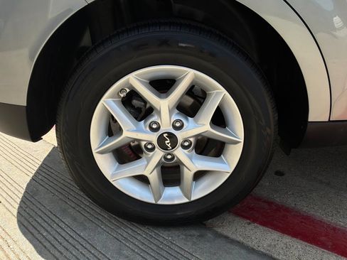 Used 2025 Kia Soul LX w/ LX Technology Package FWD image 9