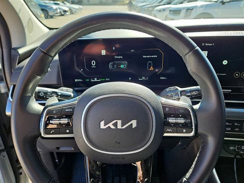 Used 2025 Kia Carnival SX w/ SX Dark Edition Package image 16