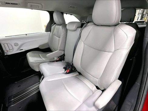 Used 2026 Toyota Sienna XLE FWD image 32