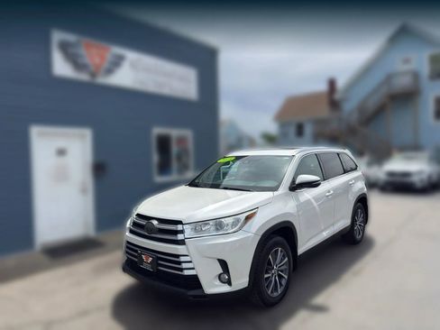 Used 2019 Toyota Highlander XLE AWD/4WD image 4