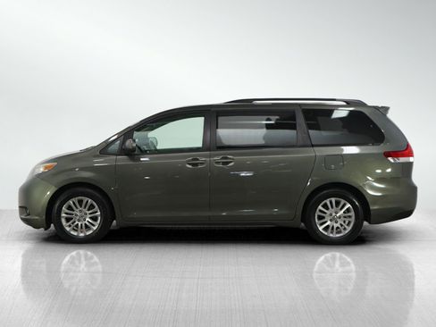 Used 2012 Toyota Sienna XLE image 2