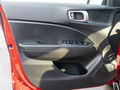 Used 2022 Hyundai Venue SEL image 19