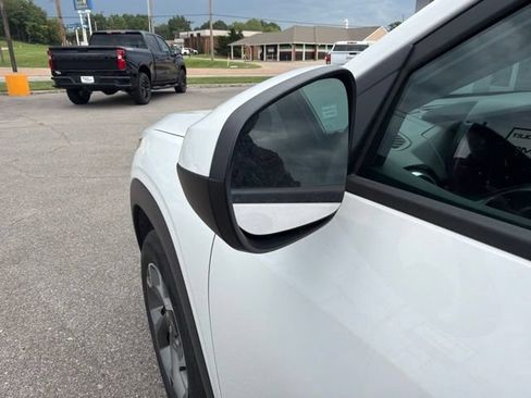 Used 2025 Chevrolet Trax LT FWD image 36