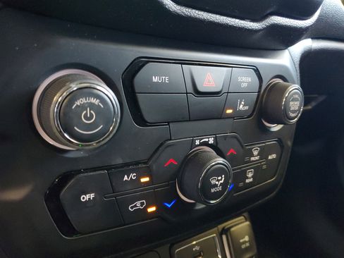 Used 2022 Jeep Renegade Latitude w/ Convenience Group AWD/4WD image 28