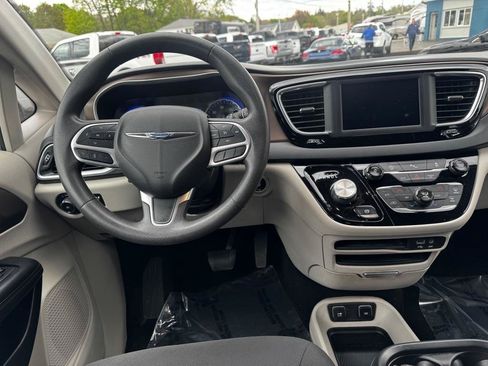Used 2018 Chrysler Pacifica Touring Plus FWD image 18