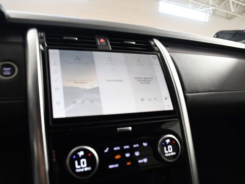 Used 2025 Land Rover Discovery Dynamic SE image 31