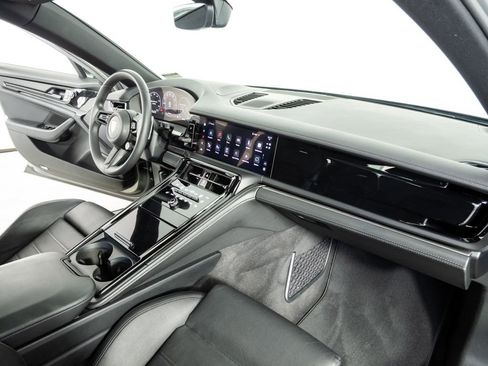 Certified 2025 Porsche Panamera 4 image 23