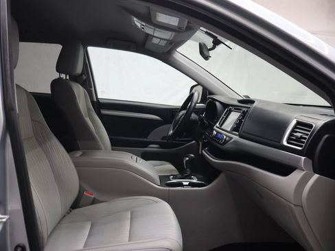 Used 2016 Toyota Highlander Plus AWD/4WD image 9