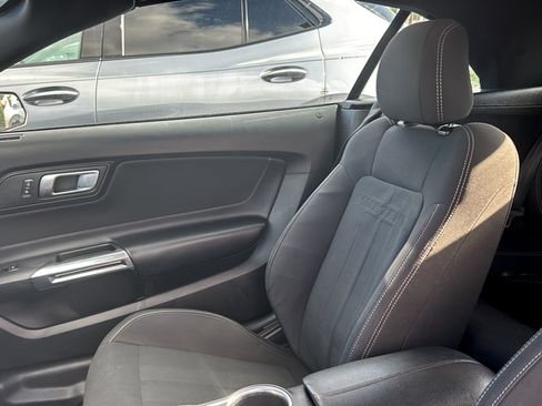 Used 2019 Ford Mustang Convertible RWD image 7