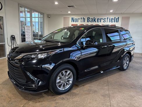 Certified 2025 Toyota Sienna XLE image 1