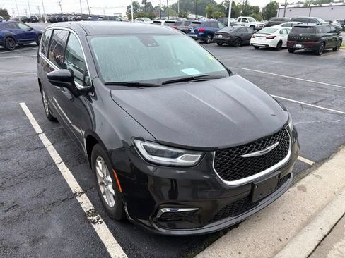 Used 2023 Chrysler Pacifica Touring-L FWD image 3