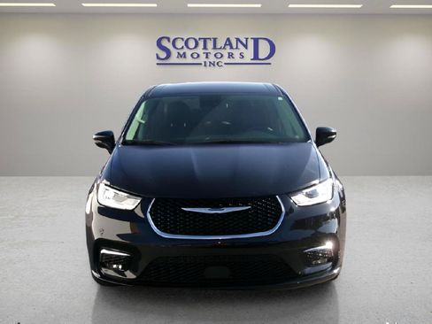 Used 2024 Chrysler Pacifica Touring-L FWD image 3