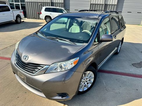 Used 2014 Toyota Sienna LE AWD/4WD image 9