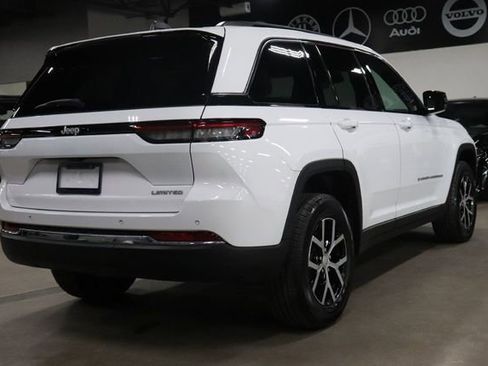 Used 2025 Jeep Grand Cherokee Limited RWD image 5