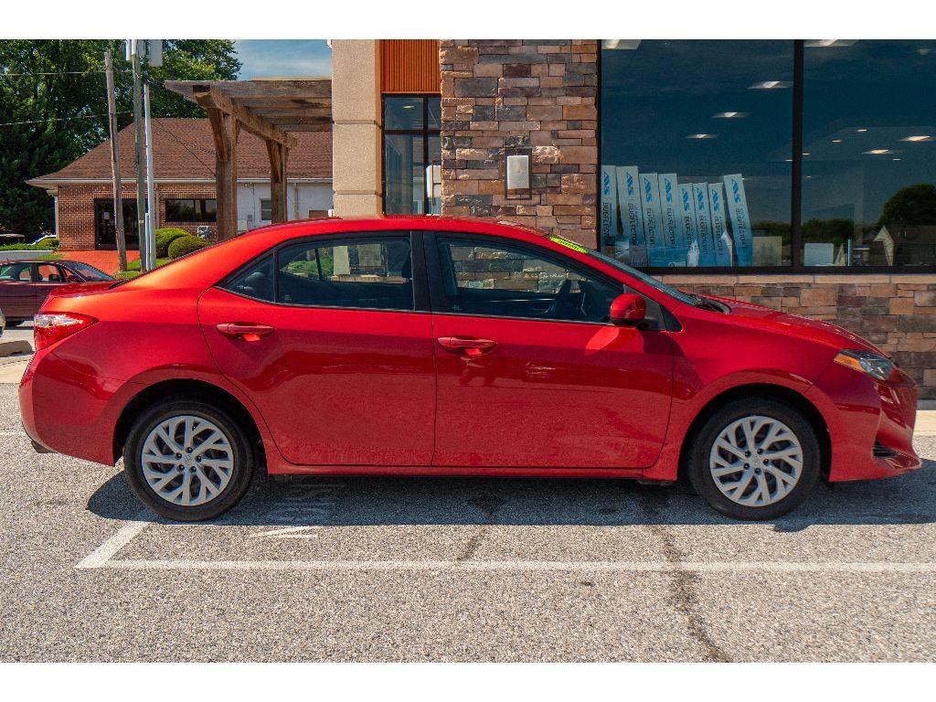 Used 2018 Toyota Corolla LE FWD image 2