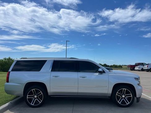 Used 2015 Chevrolet Suburban LTZ RWD image 3