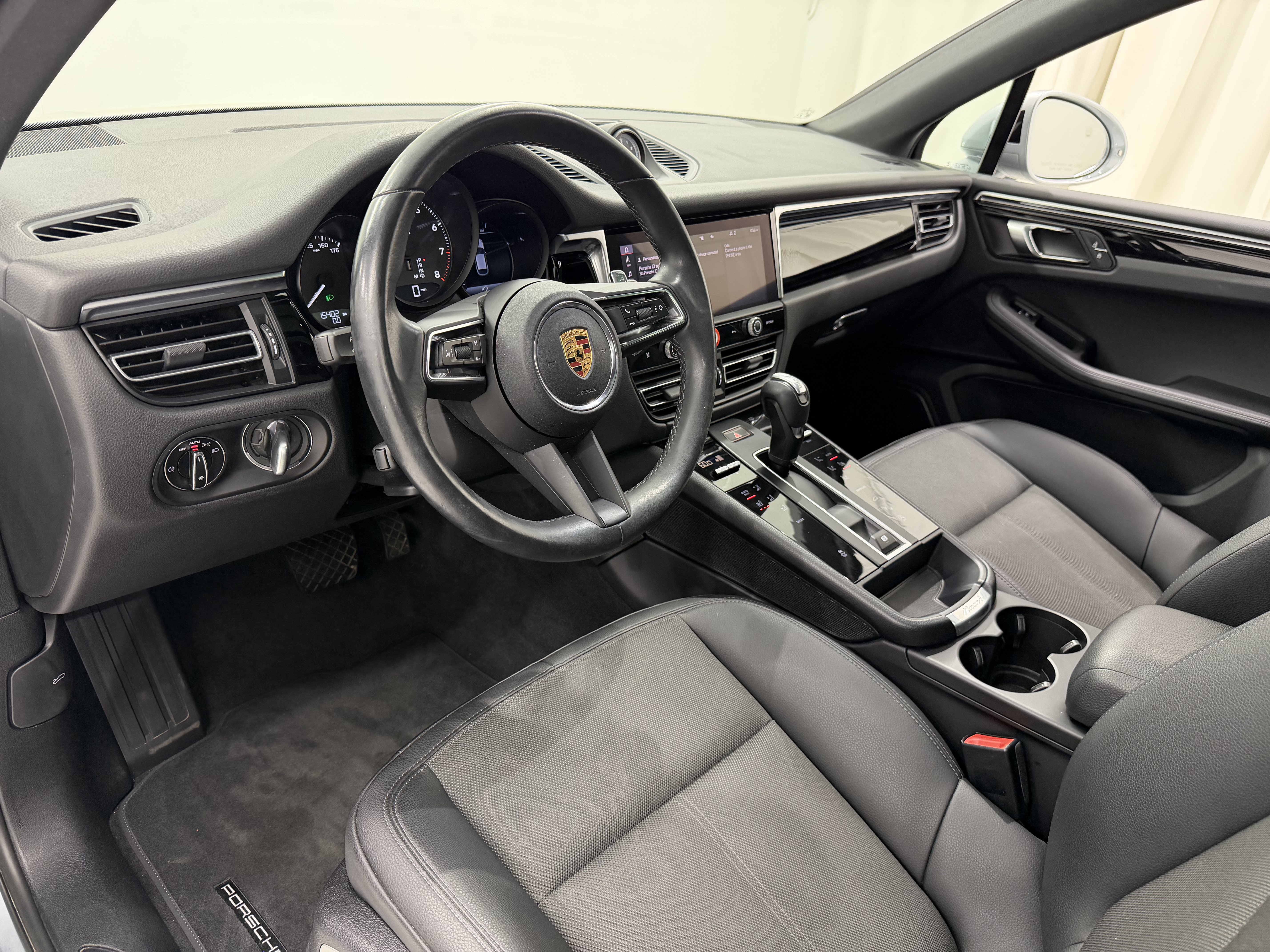 Used 2022 Porsche Macan AWD/4WD image 25