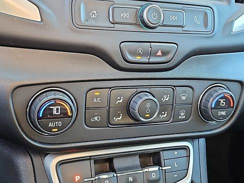 Used 2022 GMC Terrain SLE w/ Driver Convenience Package image 16