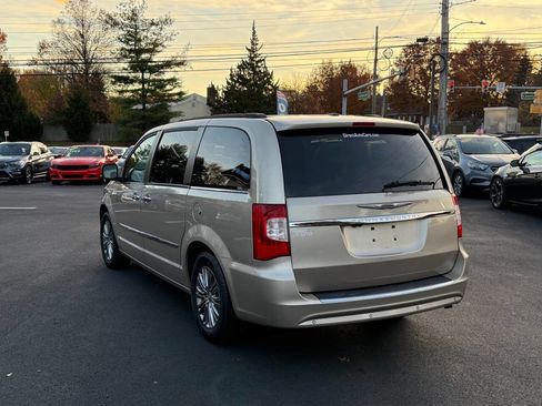 Used 2014 Chrysler Town & Country Touring-L w/ Driver Convenience Group image 11
