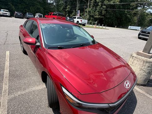 Used 2025 Hyundai Elantra SE FWD image 2