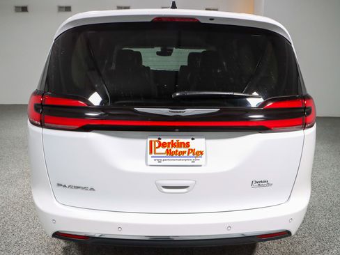Used 2023 Chrysler Pacifica Touring-L FWD image 8