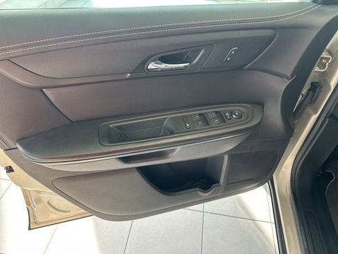 Used 2017 Chevrolet Traverse LT w/ Style and Technology Package image 9