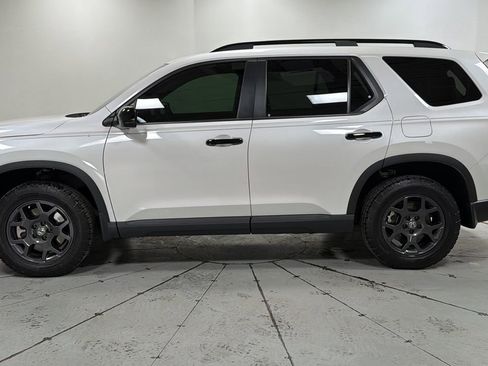 Used 2025 Honda Pilot TrailSport image 8