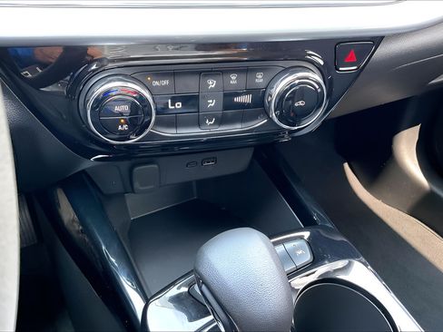 Used 2025 Chevrolet Trax LT FWD image 25