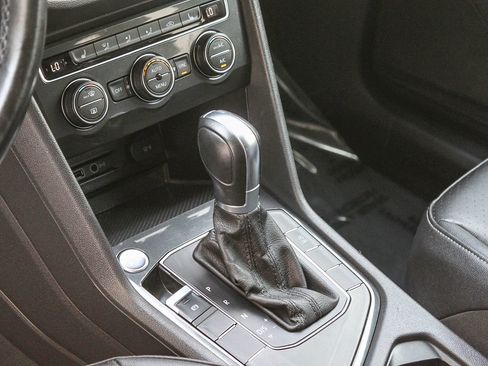 Used 2019 Volkswagen Tiguan SE image 19