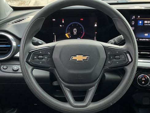 Used 2025 Chevrolet Trax LT image 21