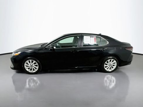 Used 2022 Toyota Camry LE FWD image 5