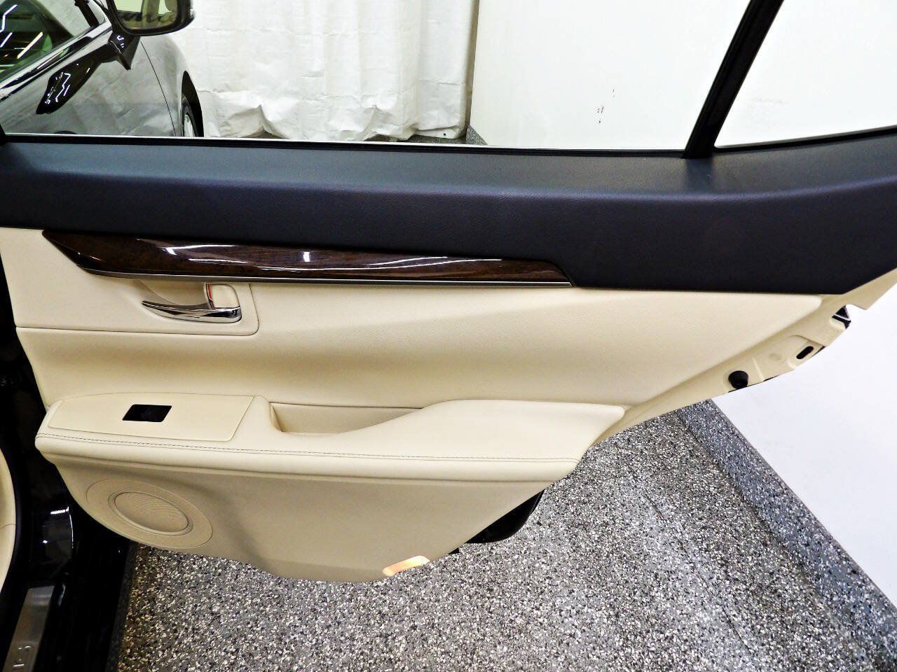 Used 2015 Lexus ES 350 w/ Luxury Package FWD image 12