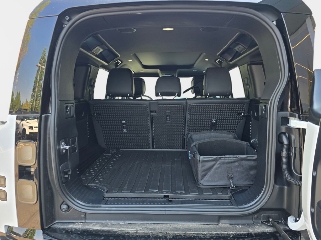 New 2026 Land Rover Defender 110 X-Dynamic SE AWD/4WD image 12