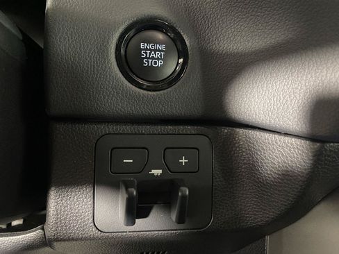 Used 2025 Toyota Tundra Limited AWD/4WD image 18