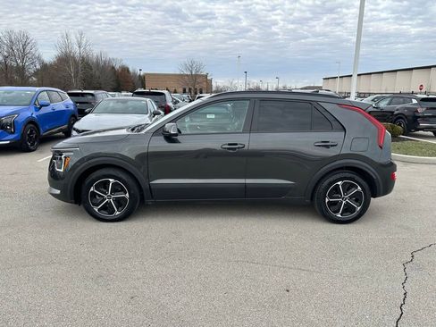 Used 2023 Kia Niro EX image 4