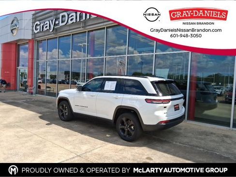 Used 2023 Jeep Grand Cherokee Limited w/ Luxury Tech Group II AWD/4WD image 1